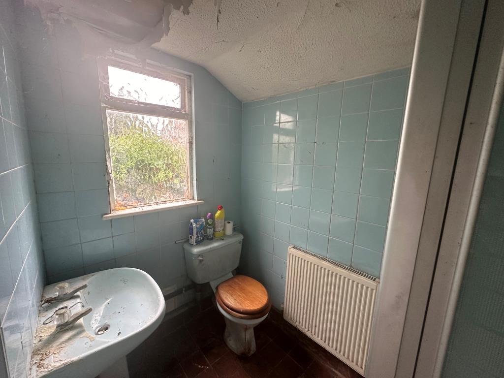 Lot: 125 - TERRACE HOUSE FOR IMPROVEMENT - Ground floor W.C.